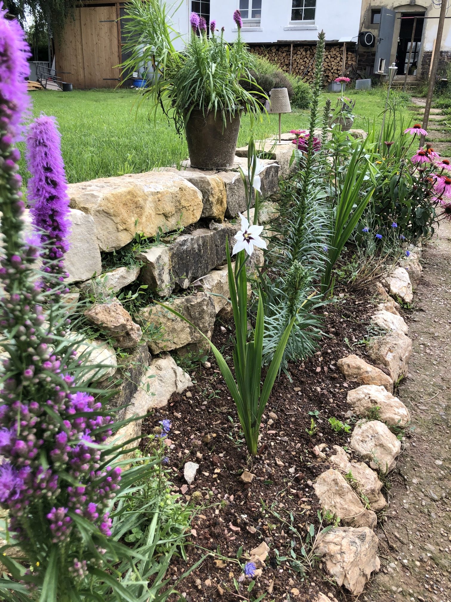 Blumenbeet mit Trockenmauer